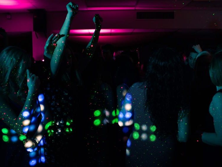 Dansende bezoekers op de dansvloer in de kelder