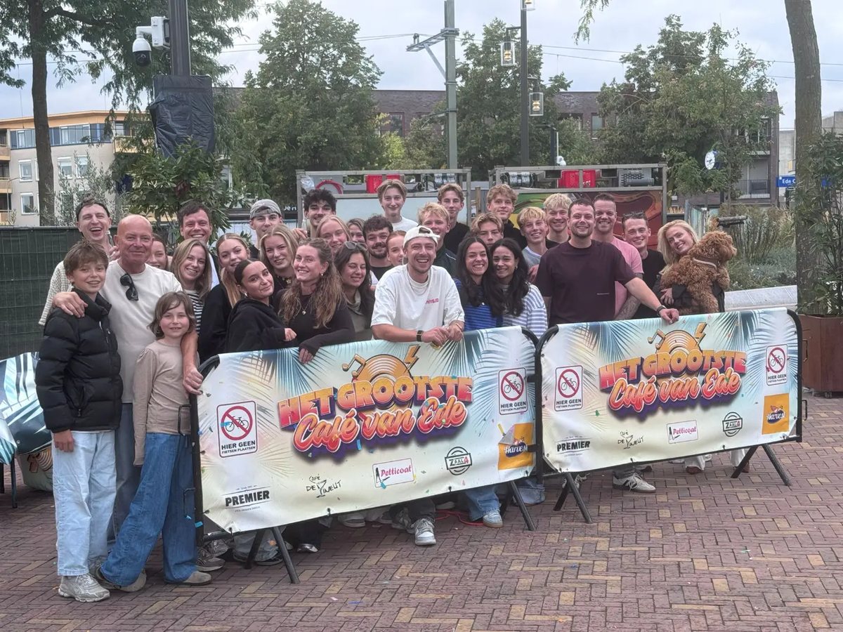 Het team en de vaste gasten van Petticoat op het Museumplein