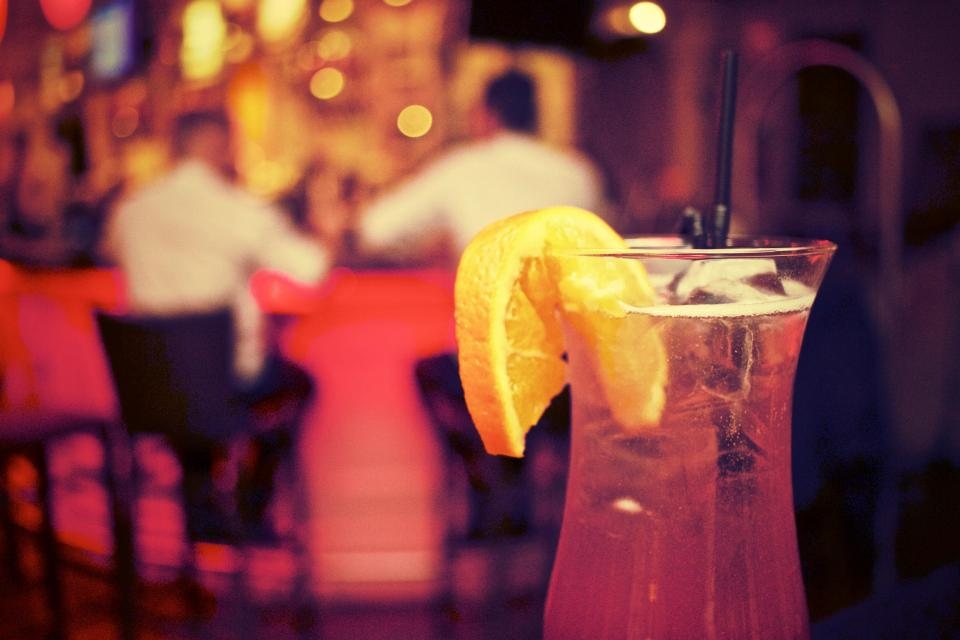 Cocktail op tafel in het roze verlichte café
