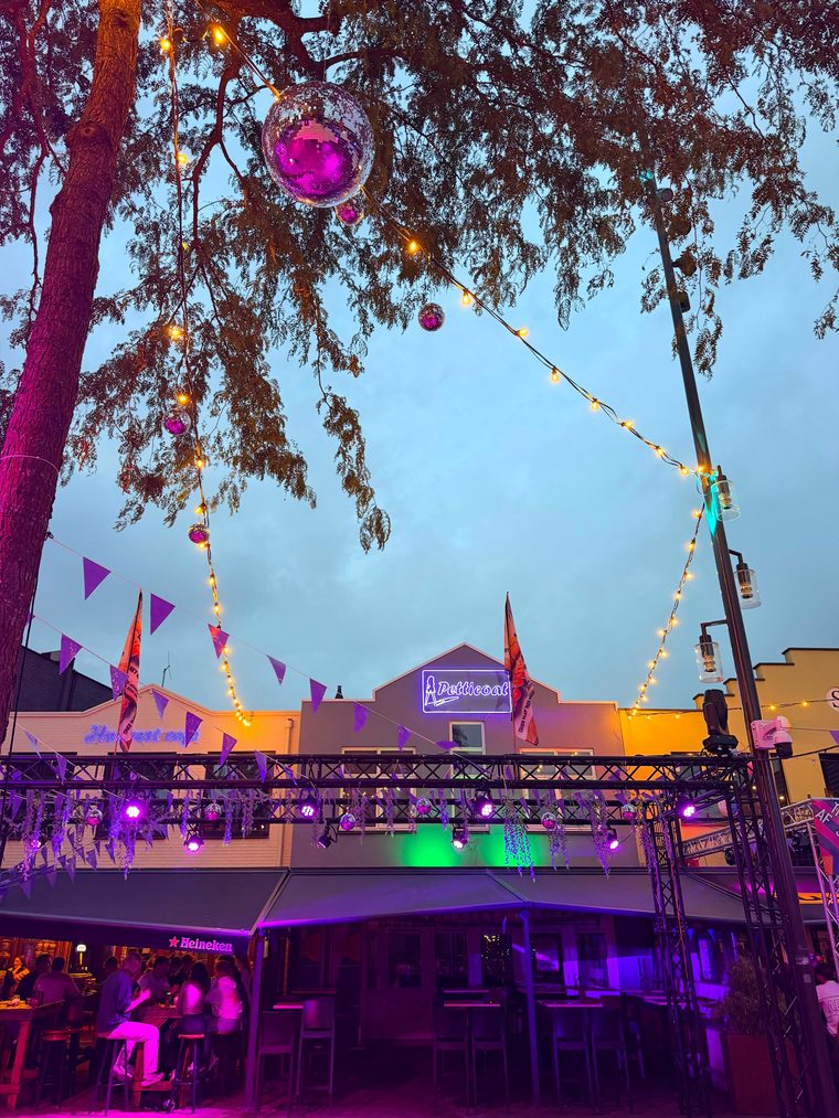 Terras met slingers en een discobal bij schemer