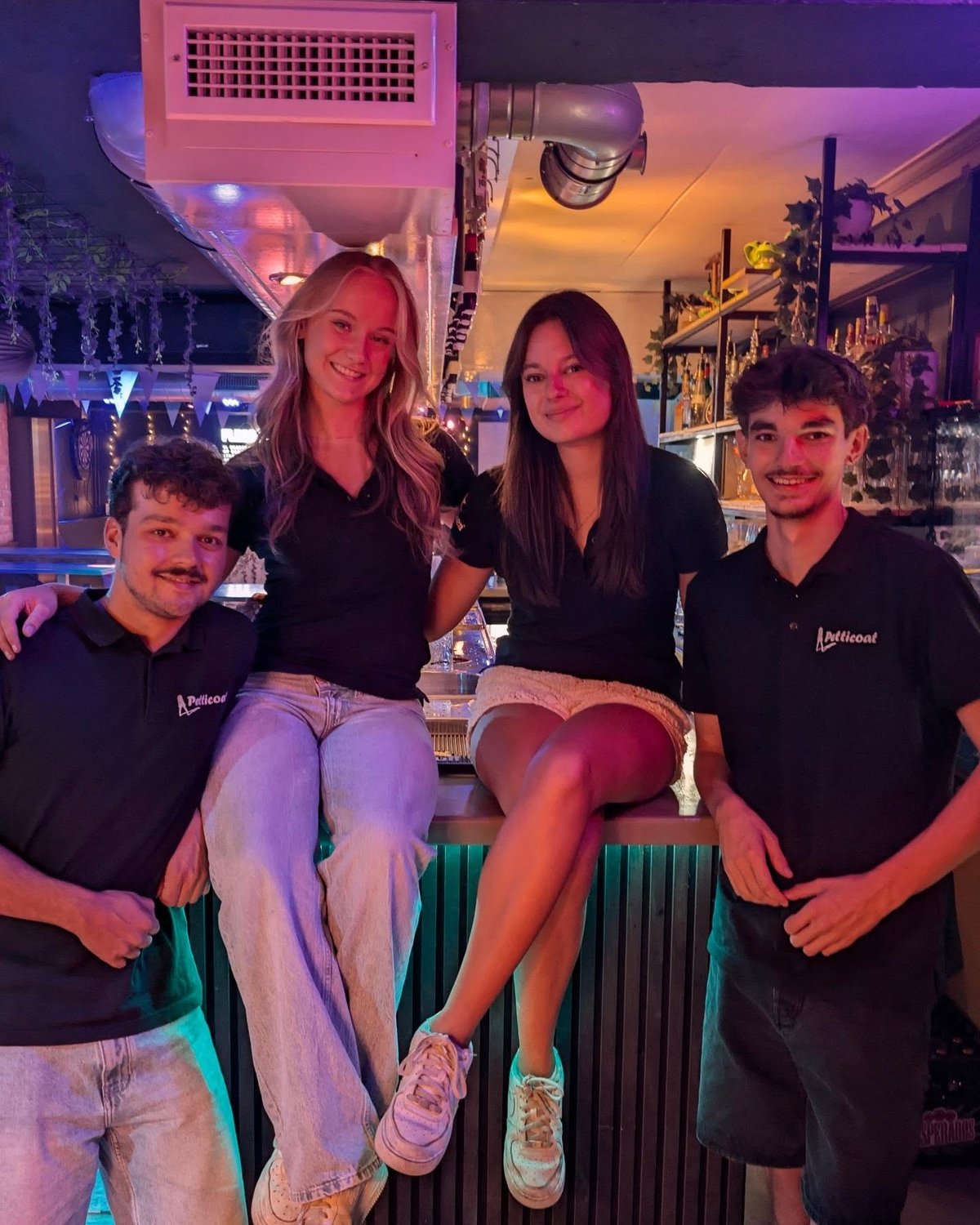 Het team van Café Petticoat achter de bar in het café