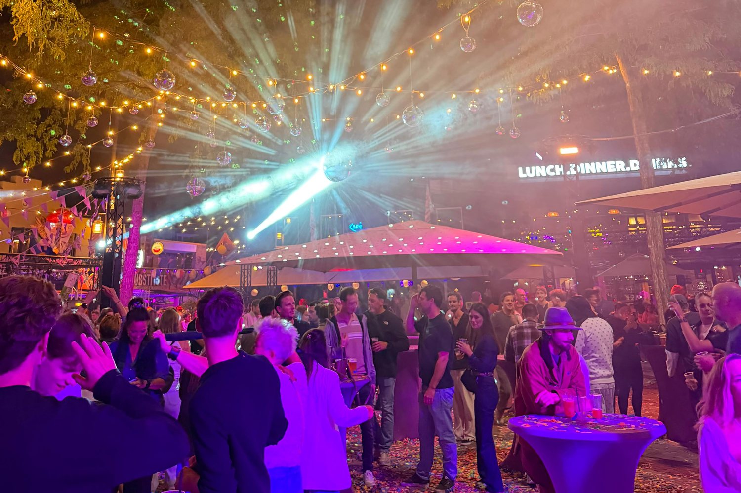 Lichtshow boven het publiek tijdens een feestavond