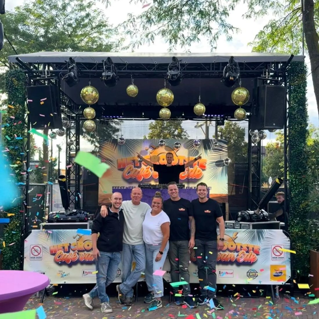 Het team van Petticoat voor het podium op het Museumplein